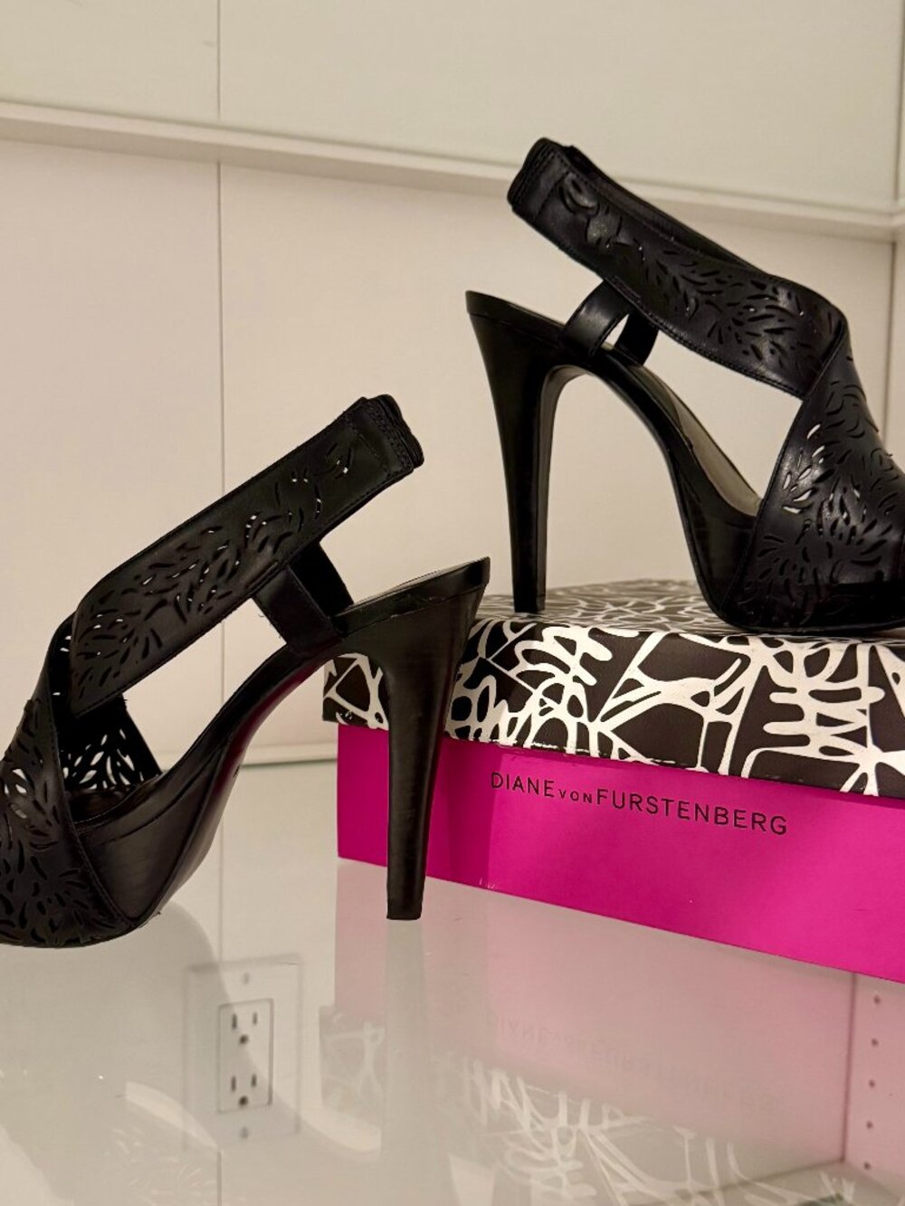 DVF Diane Von Furstenburg Platform Black Sandals Size 8